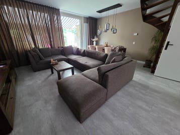 Gratis!!Ruime stoffen hoekbank met chaise longue