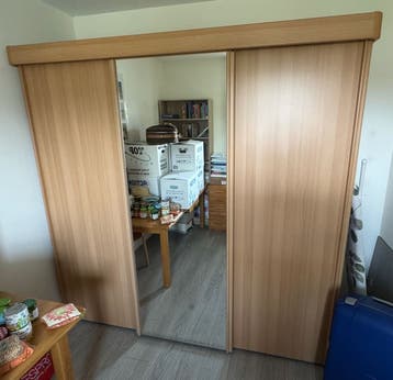 Kledingkast met spiegel en schuifdeuren