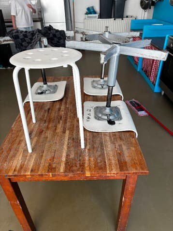 Stoelen (16 stuks) en Tafels (4 stuks)