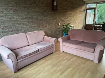 2 x roze stoffen bankstel in nette staat (2 en 2,5 zit)
