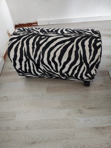 Zebraprint poef/voetenbankje met wieltjes.