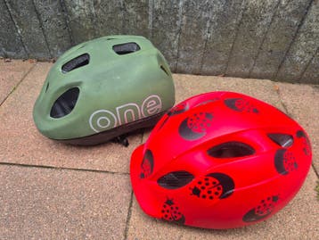 2 kinderfietshelmen