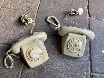 Twee PTT T65 telefoons met draaischijf