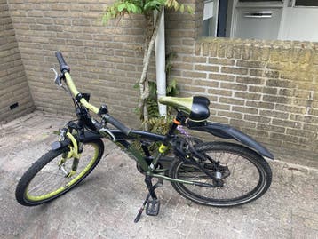 Mountainbike met geel-groene accenten