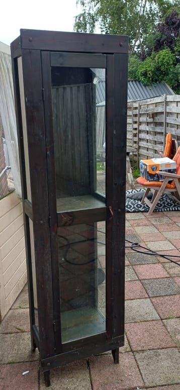 Houten vitrinekast opknappertje maar in prima staat