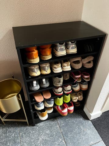 Zwart schoenenrek met 6 planken