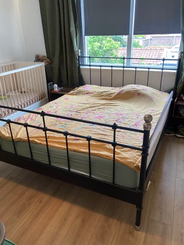 Bed en lattenbodem (160 bij 200cm) gratis