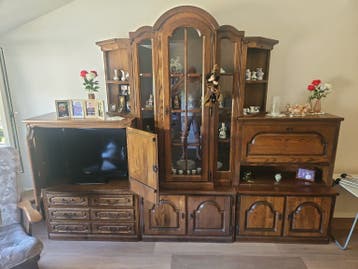 Massief eikenhouten wandmeubel met vitrine en bar
