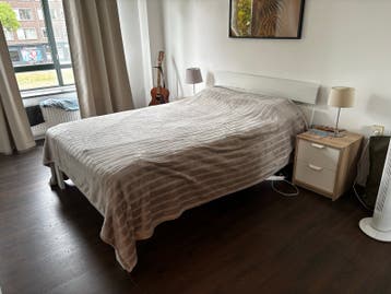 Gratis - Bed met bedframe en twee nachtkastjes