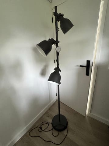 Mooie dimbare vloerlamp, 177cm hoog & 29 breedt.