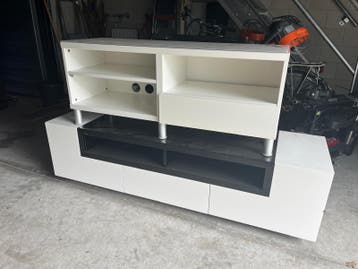 Zwart wit tv meubel met kastdeurtjes, zijkant beschadigd