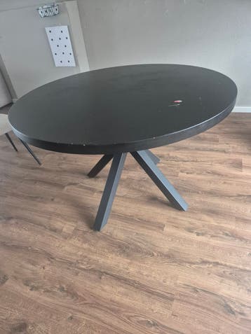 Tafel rond 120 (blad moet goed geschuurd en geverfd worden)