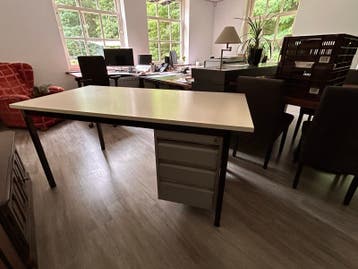 GRATIS Stevig bureau met ladeblok