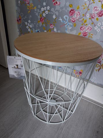 Gratis bijzettafel met draadmand en houten blad