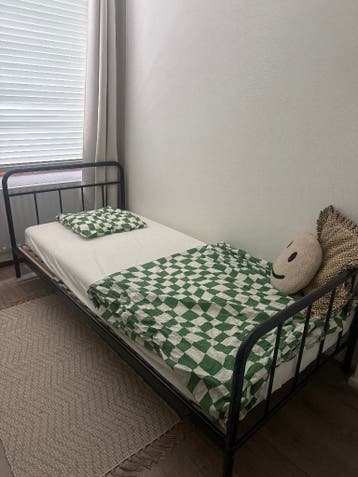 Zwart metaal bed
