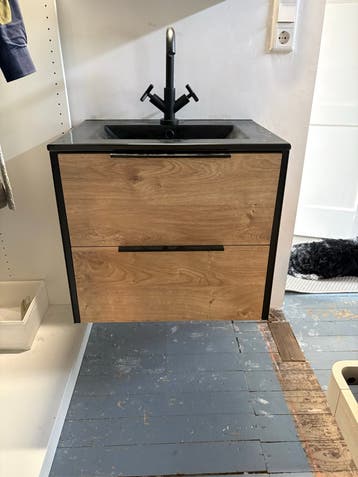 Moderne wastafelkast met wasbak en kraan