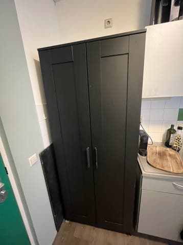 Grote zwarte kast in prima staat