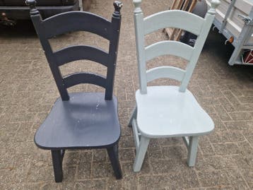 GRATIS! 2 stevige houten geverfde stoelen