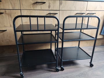 Set van 2 zwarte metalen bijzettafels/trolleys
