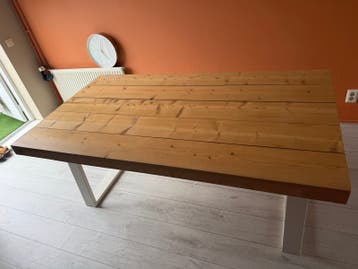 Eetkamertafel met houten blad en witte stalen poten