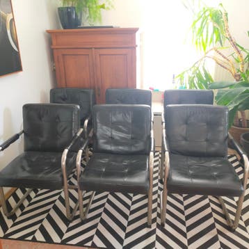 Zes leren stoelen, waarvan twee kapot.