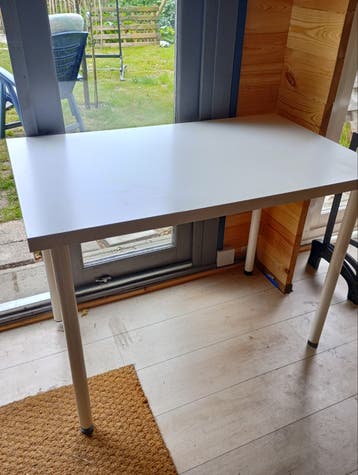 Witte tafel 80x100 cm met gebruikerssporen
