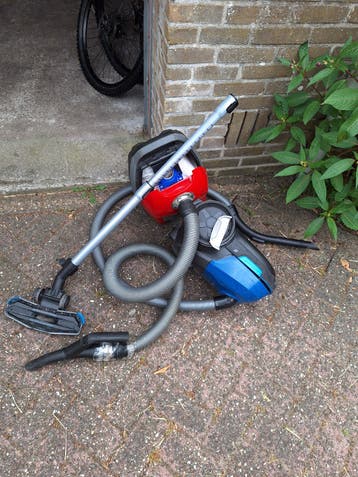 2 defecte stofzuigers (Bosch en Philips) - gratis afhalen