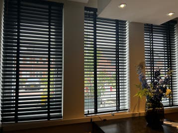 Zwarte jaloezieën - 4 stuks GRATIS