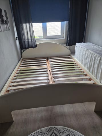 Tweepersoonsbed 160x200 cm met 2 lattenbodems en matrassen