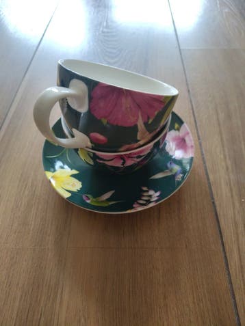 Mooie kop en schotel met bloemen en kolibries