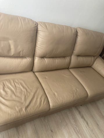 Beige leren driezits bank met electrische voetenbank