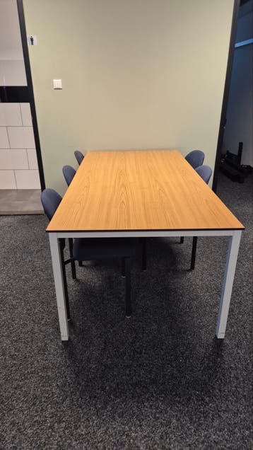 GRATIS grote houten bureau of eettafel met metalen onderstel