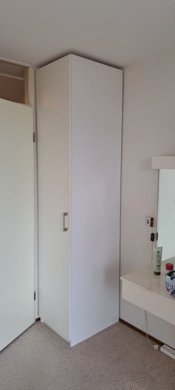 2x IKEA kledingkast met legplanken en hangruimte