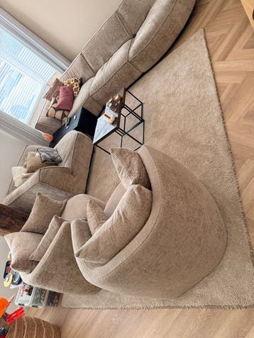 Groot beige tapijt met lichte gebruikssporen