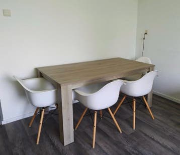 Mooie eettafel (exclusief stoelen) **GRATIS**
