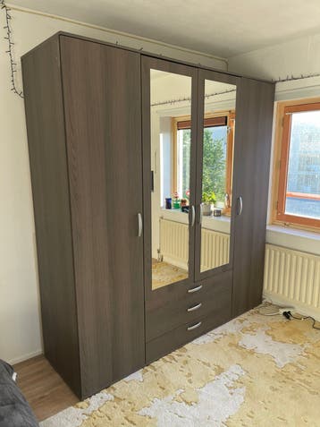 GRATIS! Kledingkast met spiegel, lades en hangruimte