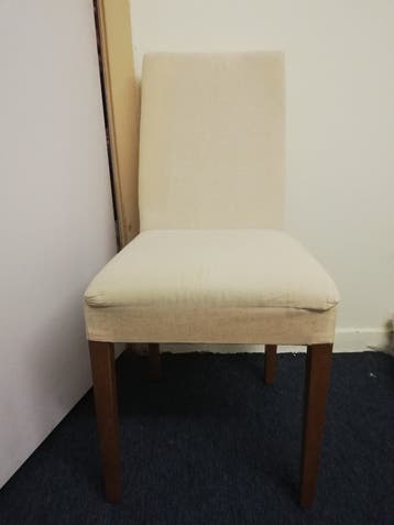 Twee stevige stoelen met lichte vlekken, ideaal voor hoezen