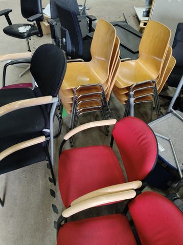 Diverse stapelbare stoelen - Gebruikt