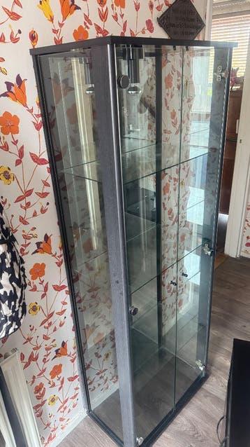 Vitrine kast met spiegel achterwand gratis af te halen