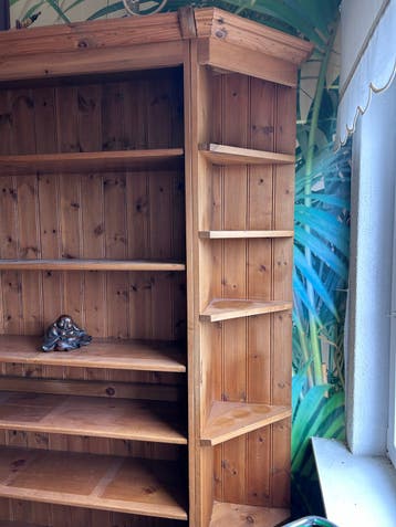 Gratis Massief houten boekenkast met lade en hoekplanken