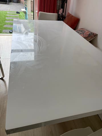 Witte eettafel met lichte beschadiging. Moet vandaag weg!