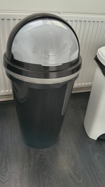 Gratis ophalen twee prullenbakken een zwarte en een grijze