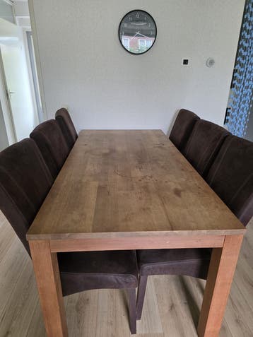 Gratis eettafel met 6 stoelen