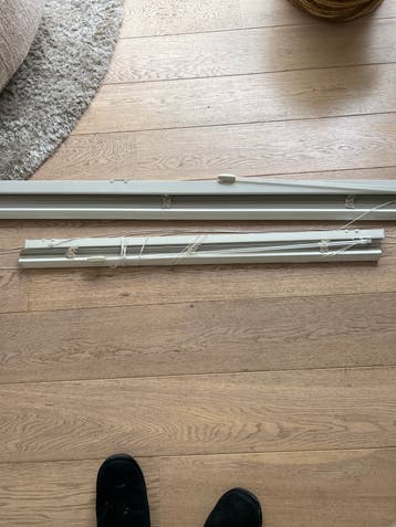 Gratis af te halen: Twee jaloezieën RAL 9001 (25mm lamel)