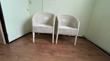 Set van 2 witte rotan stoelen