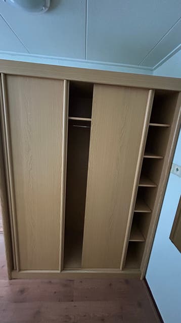 Kledingkast met schuifdeuren en planken