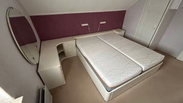 Tweepersoonsbed met geïntegreerde nachtkastjes en bureau
