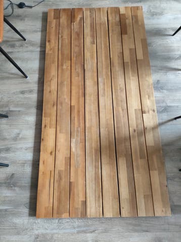 Houten tafel met 6 stoelen + reserve poot