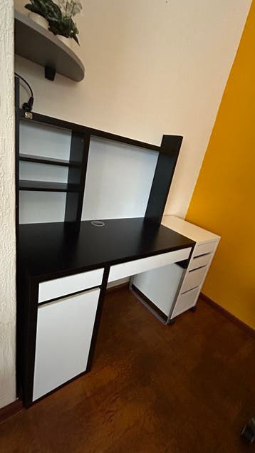 Modern bureau met opbergruimte en lades