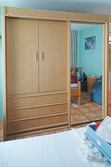 GRATIS: Grote linnenkast/kledingkast van licht hout.